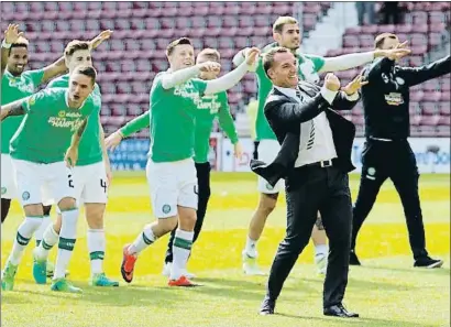  ?? RUSSELL CHEYNE / REUTERS ?? Brendan Rodgers, entrenador del Celtic, celebra el título con sus jugadores