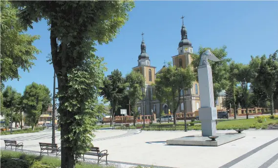  ?? PATRICE SÉNÉCAL ?? Un vent de renouveau souffle sur Stawiski, village situé en Podlachie, tout à l’est de la Pologne. En témoigne ce fameux square coquet, inauguré à deux pas d’une église baroque, qui fait aujourd’hui la joie des 6000 habitants du quartier.