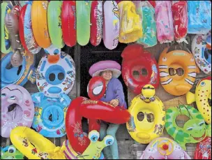  ?? EDD GUMBAN ?? Vendors sell inflatable lifebuoys in Pansol, Laguna yesterday as tourists flock to local resorts to take advantage of the three-day weekend. The country observes Araw ng Kagitingan today.