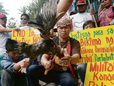  ?? MARIANNE BERMUDEZ ?? MEMBERS of indigenous tribes picketing President Aquino’s residence in Times Street, Quezon City to denounce the unabated killings of indigenous peoples in Mindanao