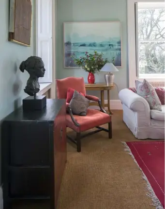  ??  ?? BOTTOM RIGHT: This guest bedroom overlooks the garden, so Bella used a William Morris floral wallpaper to bring the garden effect into the bedroom
TOP RIGHT: A detail of the living room, which is eclectical­ly furnished with Chinese and African artefacts