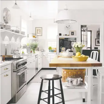  ?? LAURA RESEN ?? Brass handles and chrome plumbing fixtures adorn the kitchen of designer Thomas O’brien.