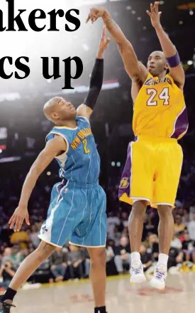  ?? REUTERS ?? LAKERS’ Kobe Bryant makes the winning basket over Jarrett Jack.