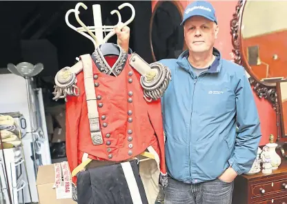  ?? Picture: Dougie Nicolson. ?? Richard Fenton with the dress uniform that belonged to Dundee Lord Provost Sir James Low.