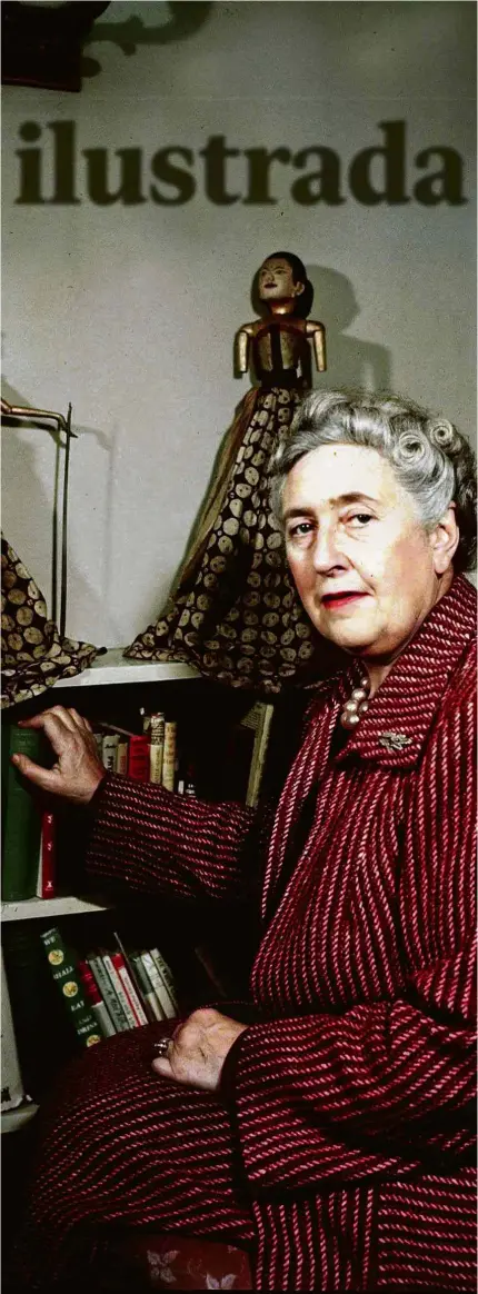  ?? Popperfoto/Getty Images ?? A escritora Agatha Christie, em sua casa, na Inglaterra, em 1949
