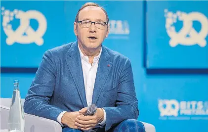  ??  ?? La confesión pública. “Ahora elijo vivir como un hombre gay”, escribió Spacey su comunicado de Twitter.