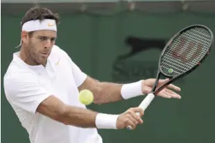  ?? AP ?? Juan Martin Del Potro, de Argentina, realiza un golpe de revés durante su partido con Gilles Simon, a quien eliminó en cuatro sets.