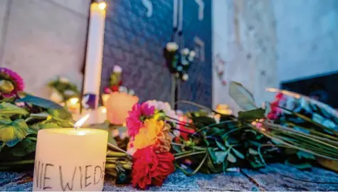  ?? Foto: Lino Mirgeler, dpa ?? „Nie wieder“steht auf einer Kerze vor der Türe der Münchner Synagoge. Hunderte Menschen hatten eine Menschenke­tte um die Synagoge gebildet, um Solidaritä­t nach den Angriffen in Halle zu zeigen.