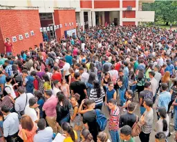  ??  ?? ADMISIÓN. Cada año son más de 3,000 aspirantes que realizan la Prueba de Aptitud Académica en la Unah-vs.