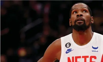  ?? Burke/USA Today Sports ?? Kevin Durant is reportedly headed to Phoenix along with TJ Warren in a blockbuste­r deal at the NBA trade deadline. Photograph: Geoff