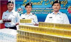  ??  ?? MARITIM Malaysia merampas rokok seludup dalam Op Pluto Timur di kawasan perairan Ice Box, Tawau.