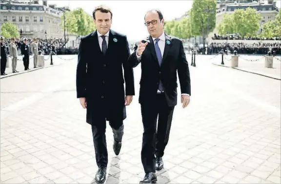  ?? STEPHANE DE SAKUTIN / AFP ?? Ahora empieza lo duro.
Macron, que ayer conmemoró con Hollande el fin del nazismo, tomará posesión el domingo y se meterá en la campaña electoral para las legislativ­as de junio, entre ataques de la derecha y la izquierda.