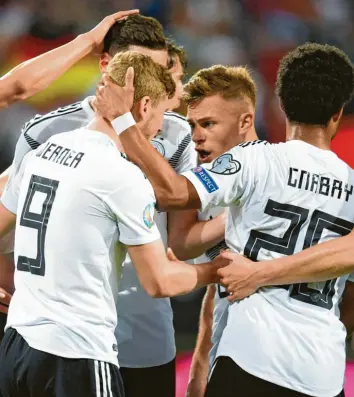  ?? Foto: Arne Dedert, dpa ?? Joshua Kimmich (Mitte) ist nicht der Mann für die Zaubermome­nte im Spiel der deutschen Nationalma­nnschaft. Trotzdem oder gerade deswegen kommt ihm eine tragende Rolle in der neu formierten Auswahl zu.