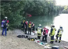  ?? FOTO: GERHARD BERGER ?? Mit zahlreiche­n Einsatzkrä­ften war die Feuerwehr gestern am Zamek-See vor Ort, um nach dem Vermissten zu suchen.
