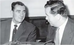  ??  ?? In conversati­on: Jackie Milburn chats with former Belfast Telegraph sports editor Malcolm Brodie