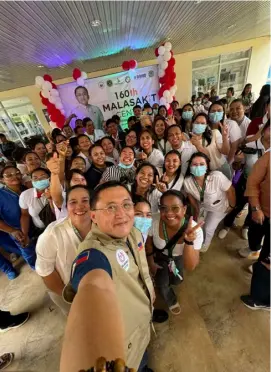  ?? PHOTOGRAPH COURTESY OF SBG ?? SENATOR Christophe­r ‘Bong’ Go takes a selfie with hospital staff and patients at the Davao Occidental General Hospital in Malita town following the inaugurati­on of the 160th Malasakit Center recently.