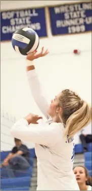  ?? Scott Herpst ?? Ringgold senior Abby Roach pops a ball back over the net during last week’s home match with Sonoravill­e.