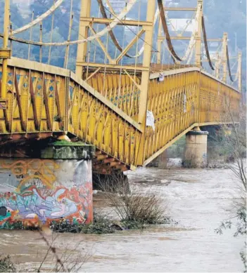  ??  ?? ► El puente Cautín, en la Región de La Araucanía.