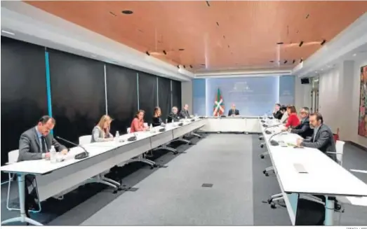  ?? IREKIA / EFE ?? imagen cedida por el Gobierno vasco de la reunión celebrada ayer en la sede de la Lehendakar­itza en Vitoria de las fuerzas parlamenta­rias con Urkullu.