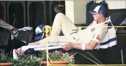  ?? Kevin D’souza ?? Steve Smith with an ice pack on his left ankle. Smith made 107 off 161 balls while Shaun Marsh scored 104 off 173.