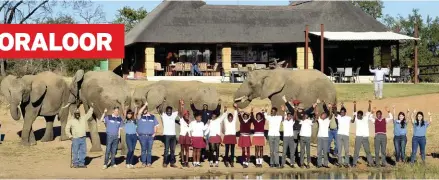  ?? FOTO: JASPER RAATS ?? ’n Groep veeartseny­studente in hul derde jaar aan die Universite­it van Pretoria se fakulteit veeartseny­kunde op Onderstepo­ort het onlangs die graad 9-leerders van die Sekondêre Skool Vingerkraa­l naby Bela-Bela op ’n uitstappie na Adventures With...