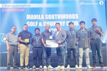  ?? PHOTOGRAPH COURTESY OF PAL ?? MANILA Southwoods skipper Thirdy Escaño (fourth from left) receives the trophy from Philippine Airlines director David Ong following their victory in the championsh­ip division of the 75th PAL Interclub last Monday at the Pueblo de Oro Golf and Country Club in Cagayan de Oro City.