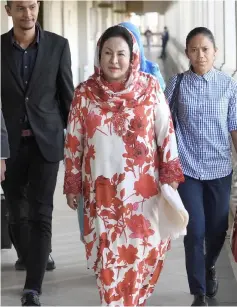  ??  ?? Rosmah (centre) is seen outside the court. — Bernama photo