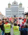  ?? Foto: Silvio Wyszengrad ?? Auch 2016 fand die 1. Mai Feier am Rathauspla­tz statt.