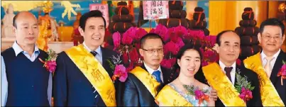  ??  ?? 前總統馬英九（左二）、立委王金平（右二）、高雄市長韓國瑜（左）參加祭祀活動，三人與信眾合影留念。 （記者徐白櫻／攝影）
