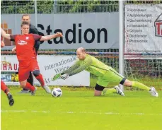  ?? ARCHIVFOTO: ALEXANDER HOTH ?? Einer der großen Kißlegger Aufstiegsh­elden: Torwart Daniel Weber (rechts).