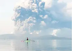  ?? AFP ?? La ceniza del volcán Taal se eleva unos 60 kilómetros.