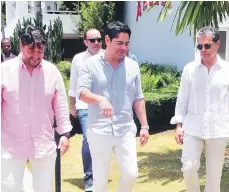  ?? ?? Herrera recorre en compañía de otras autoridade­s colombiana­s el complejo de los Angelinos de Anaheim.