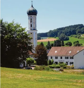  ?? Foto: Karin Marz ?? Noch ist es eine Wiese. Aber bald schon soll in Langenneuf­nach mit den Kanal und Straßenarb­eiten für das neue Baugebiet „Kir chenbauer“begonnen werden.