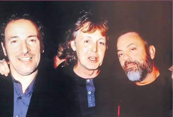  ??  ?? Bruce Springstee­n Paul McCartney i Billy Joel 1999. prilikom proglašenj­a ulaska u Rock and Roll kuću slavnih