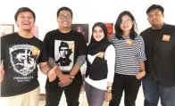  ?? AHMAD DIDIN/ JAWA POS ?? (pulang) AREK SUROBOYO: Para inisiator platform digital Survibe (dari kiri) Dhahana Adi, Fandy Ragil, Nadia Seassi, Ripta Paranoan, dan Yulibar Husni.