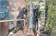  ?? FOTO: GEILHAUSEN ?? Feuerwehrl­eute verschweiß­ten gestern Nachmittag die Tür, durch die am Vorabend der Rettungsdi­enst dem 16-Jährigen zu Hilfe kam.