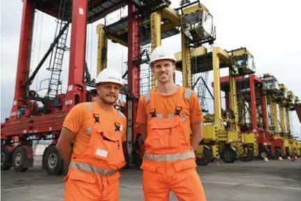  ?? FOTO JAN VAN DER PERRE ?? Instructeu­rs Kristiaan en Ben: “Veiligheid komt op de eerste plaats.”