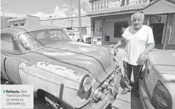  ??  ?? Reliquia. Don Francisco ofrece en venta su Chevrolet 53.