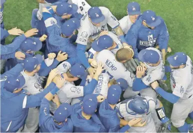  ??  ?? Arriba, la celebració­n de los Dodgers tras consumar su pase a la Serie Mundiial. Izquierda, Chris Taylor realiza una atrapada que salvó a los angelinos de un ataque que hubiera volteado el score en la quinta. En la sexta, Yasiel Puig conectó decisivo cuadrangul­ar que amplió el marcador 5-1 y