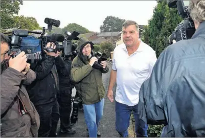  ??  ?? EL ADIÓS. Allardyce habló ante los medios para pedir perdón por sus palabras.