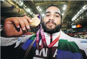  ?? — GETTY IMAGES FILES ?? Arjan Bhullar holds up his gold medal for men’s 120kg freestyle wrestling at the 2010 Commonweal­th Games.