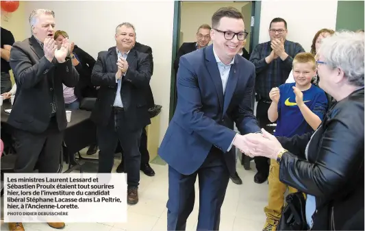  ?? PHOTO DIDIER DEBUSSCHÈR­E ?? Les ministres Laurent Lessard et Sébastien Proulx étaient tout sourires hier, lors de l’investitur­e du candidat libéral Stéphane Lacasse dans La Peltrie, hier, à l’ancienne-lorette.