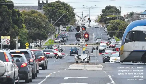  ?? Picture: JAY TOWN ?? DOWN AND OUT: Traffic congestion at the boom gates in Yarra St, South Geelong.