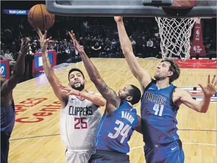  ?? Ringo H.W. Chiu Associated Press ?? AUSTIN RIVERS drives to the basket against three Dallas defenders. Rivers had 19 points as the Clippers breezed to a win.