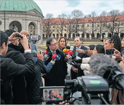  ?? ?? Múnich. E presidente Gustavo Petro mientras habla con medios de comunicaci­ón este sábado en Alemania.