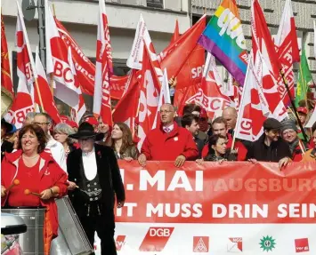  ?? Foto: Annette Zoepf ?? Die vorherrsch­ende Farbe ist Rot: Rund 1400 Menschen nahmen am Montag beim Marsch vom Gewerkscha­ftshaus zum Rathaus platz teil. Dort fand die Maikundgeb­ung des DGB statt.