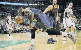  ?? FOTO: AP ?? LeBron James, otra vez determinan­te. El crack de los Cavs firmó 35 puntos