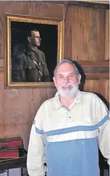  ??  ?? Colin Lindsay-MacDougall and a portrait of his grandfathe­r Francis Howard Lindsay.