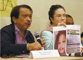  ?? / SUNSTAR PHILIPPINE­S PHOTO/ALFONSO PADILLA ?? ALLEGATION. Volunteers Against Crime and Corruption (VACC) chairman Dante Jimenez and Public Attorney’s Office (PAO) chief Persida Rueda-Acosta present the parents of two kids who allegedly died after receiving a dose of Dengvaxia.