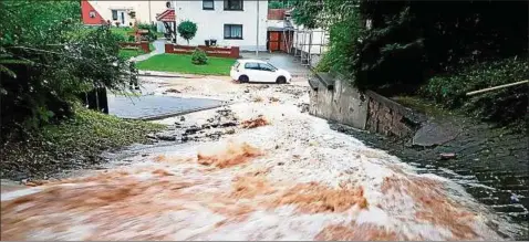  ?? Foto: Feuerwehr Brehme ?? In Brehme wälzten sich Geröll, Wasser und Schlamm vom Heiligengr­aben in die Ortsdurchf­ahrt. Drei Wehren waren im Einsatz.